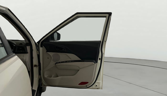 2022 Mahindra XUV300 W6 1.2 PETROL AMT, Petrol, Automatic, 89,973 km, RHS Front Door