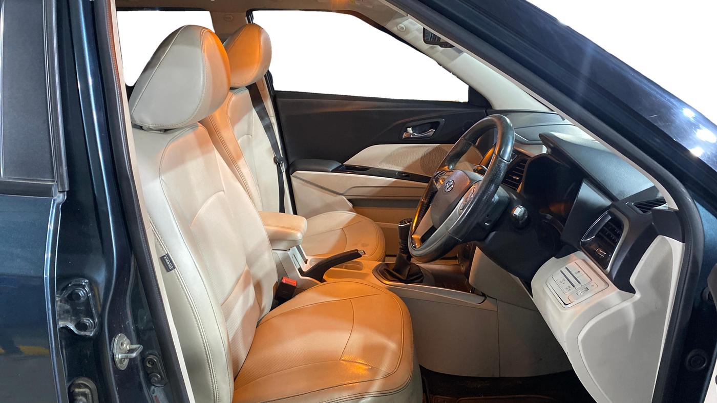 2021 Mahindra XUV300 W8 (O) 1.2 PETROL, Petrol, Manual, 93,933 km, Right Side Front Door Cabin