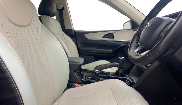 2022 Mahindra XUV700 AX 5 D MT 7 STR, Diesel, Manual, 33,379 km, Right Side Front Door Cabin