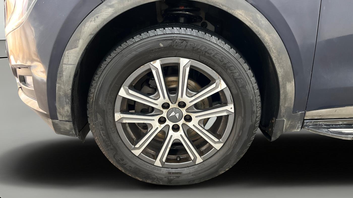 2022 Mahindra XUV700 AX 7 P AT 7 STR, Petrol, Automatic, 78,980 km, Left Front Wheel