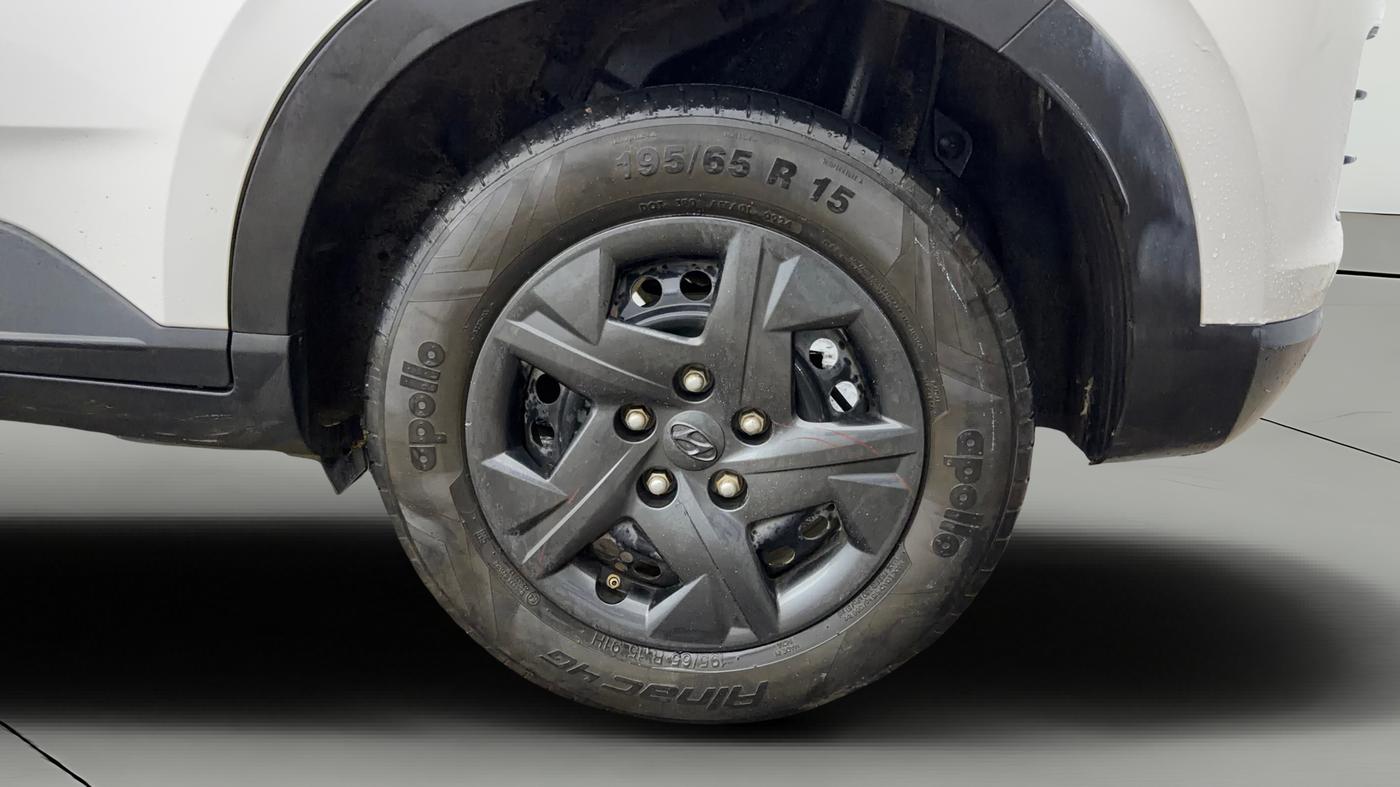 2024 Hyundai VENUE S(O) 1.2, CNG, Manual, 31,830 km, Left Rear Wheel