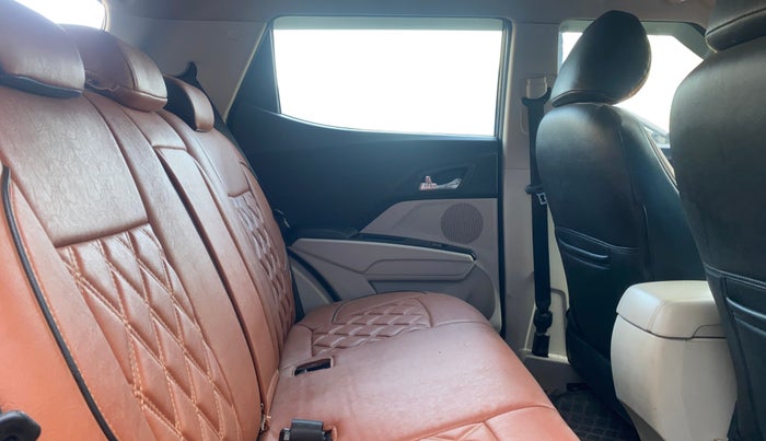 2020 Mahindra XUV300 W8 1.5 DIESEL, Diesel, Manual, 1,04,106 km, Right Side Rear Door Cabin