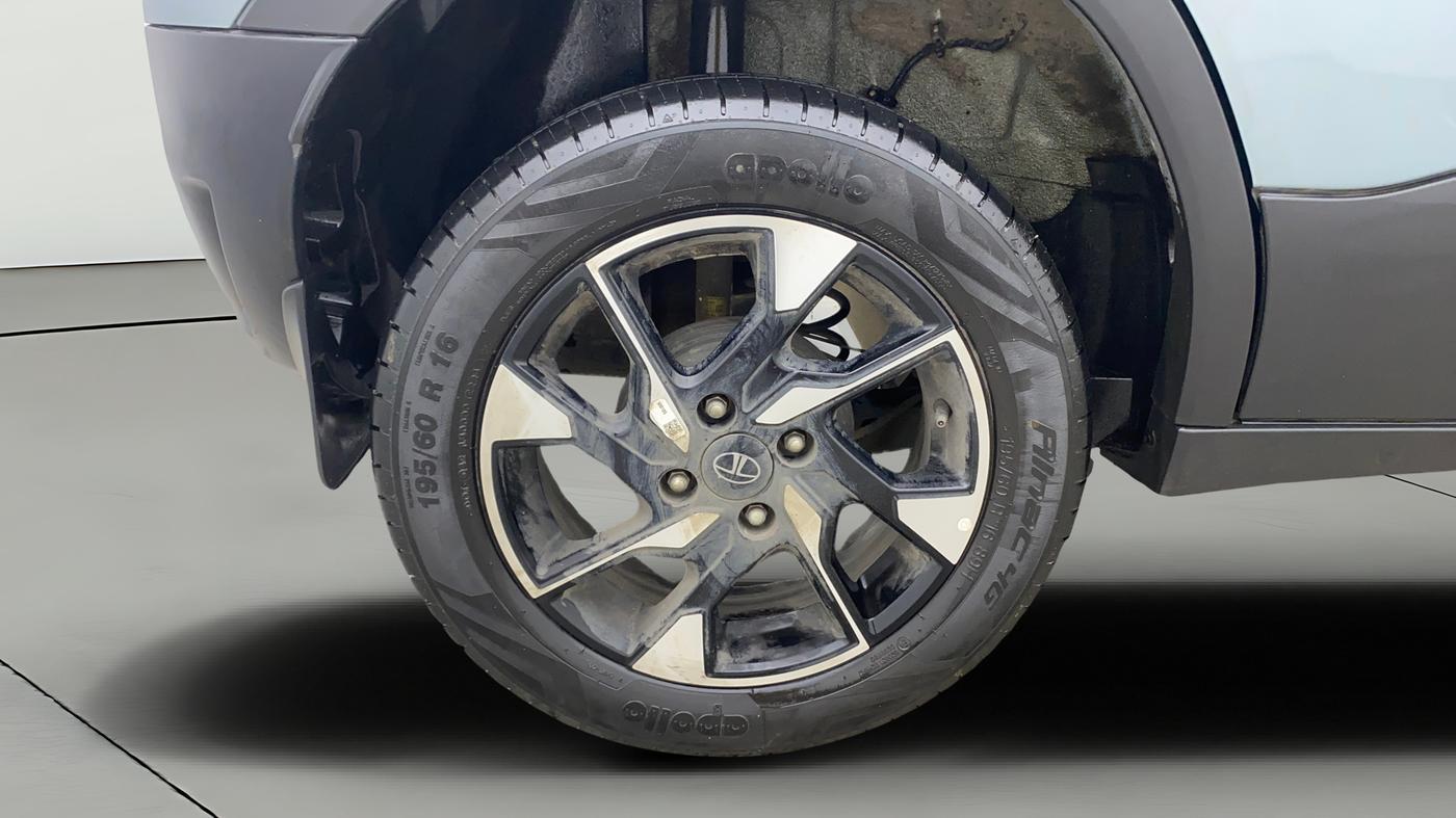 2024 Tata PUNCH Accomplished Dazzle Sunroof, Petrol, Manual, 27,374 km, Right Rear Wheel