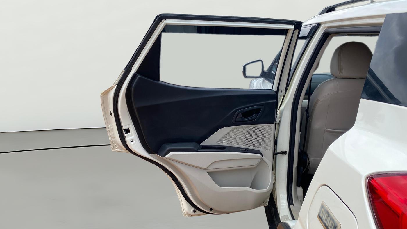 2023 Mahindra XUV300 W6 1.5 Sunroof Diesel, Diesel, Manual, 65,832 km, LHS Rear Door