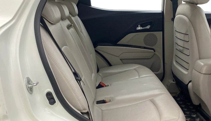 2021 Mahindra XUV300 W8 (O) 1.5 DIESEL AMT, Diesel, Automatic, 1,36,386 km, Right Side Rear Door Cabin