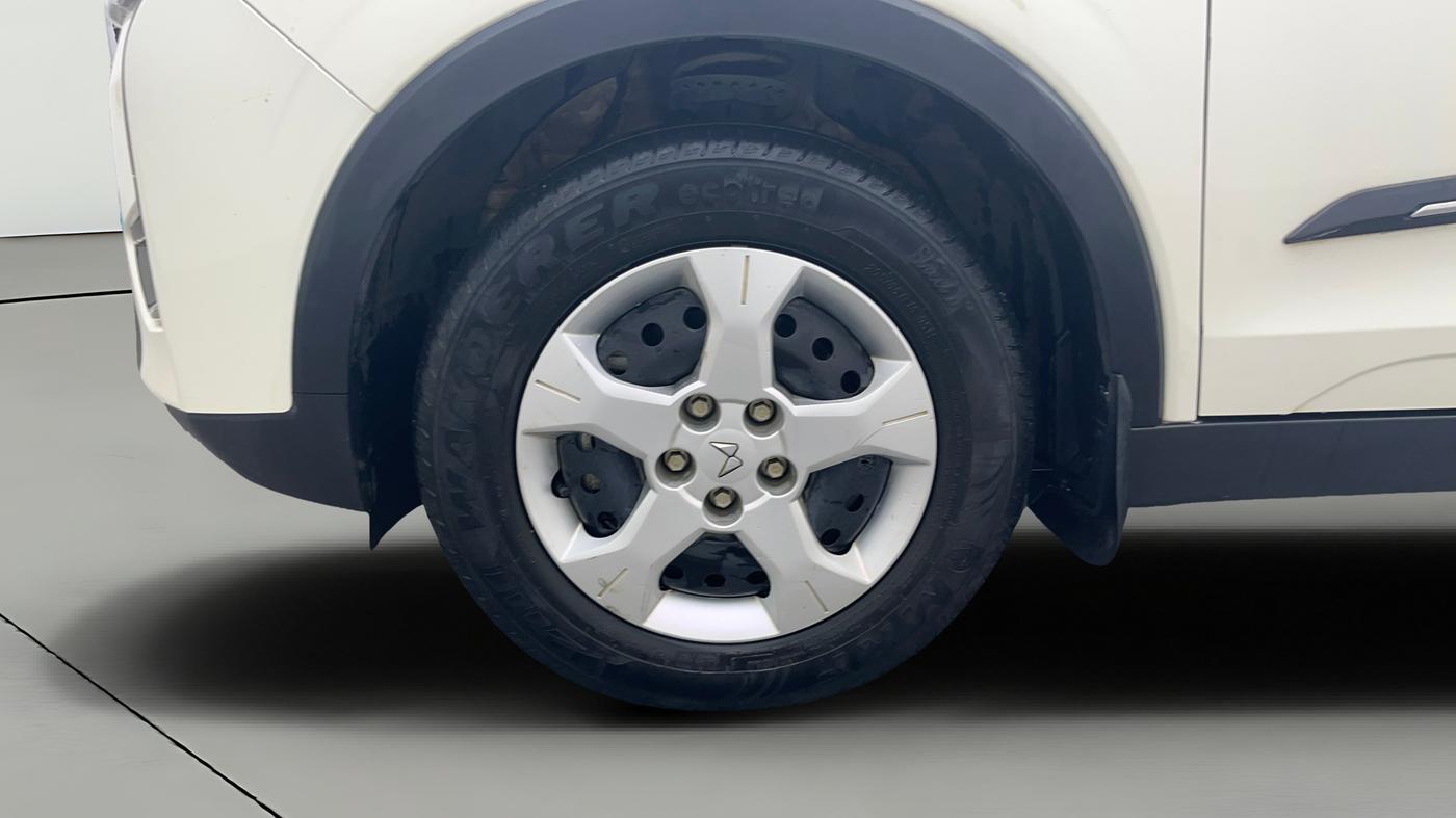 2022 Mahindra XUV300 W6 1.2 PETROL, Petrol, Manual, 20,824 km, Left Front Wheel