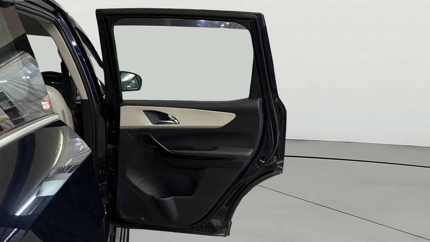 2025 Mahindra XUV700 AX 7 P MT 7 STR, Petrol, Manual, 6,361 km, RHS Rear Door