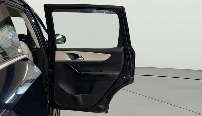 2025 Mahindra XUV700 AX 7 P MT 7 STR, Petrol, Manual, 6,361 km, RHS Rear Door