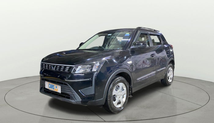 2023 Mahindra XUV300 W6 1.2 PETROL, Petrol, Manual, 8,518 km, Left Front Diagonal
