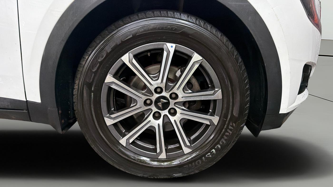 2025 Mahindra XUV700 AX 7 P AT 7 STR, Petrol, Automatic, 17,172 km, Right Front Wheel