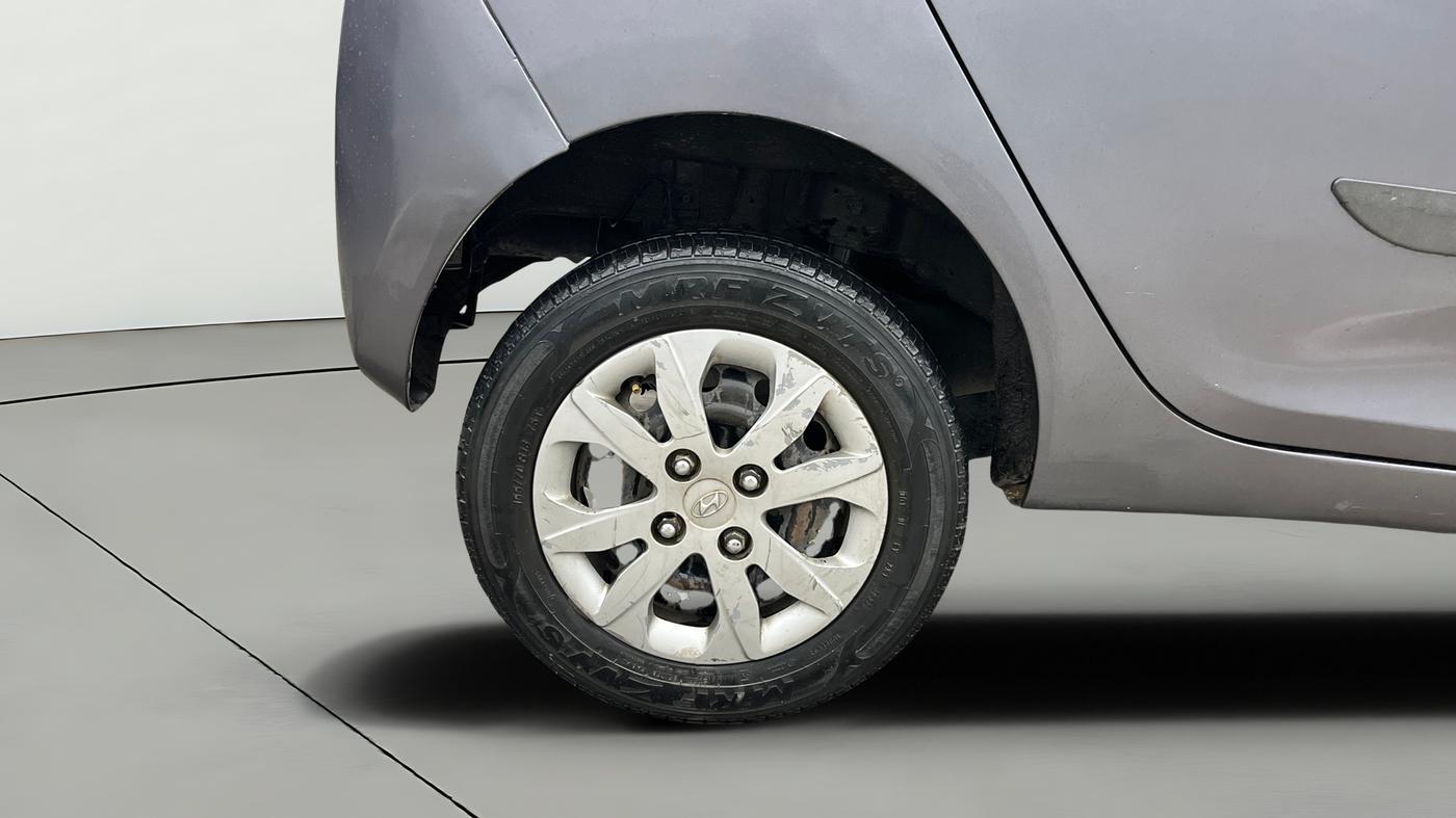 2018 Hyundai Eon MAGNA +, Petrol, Manual, 1,16,115 km, Right Rear Wheel