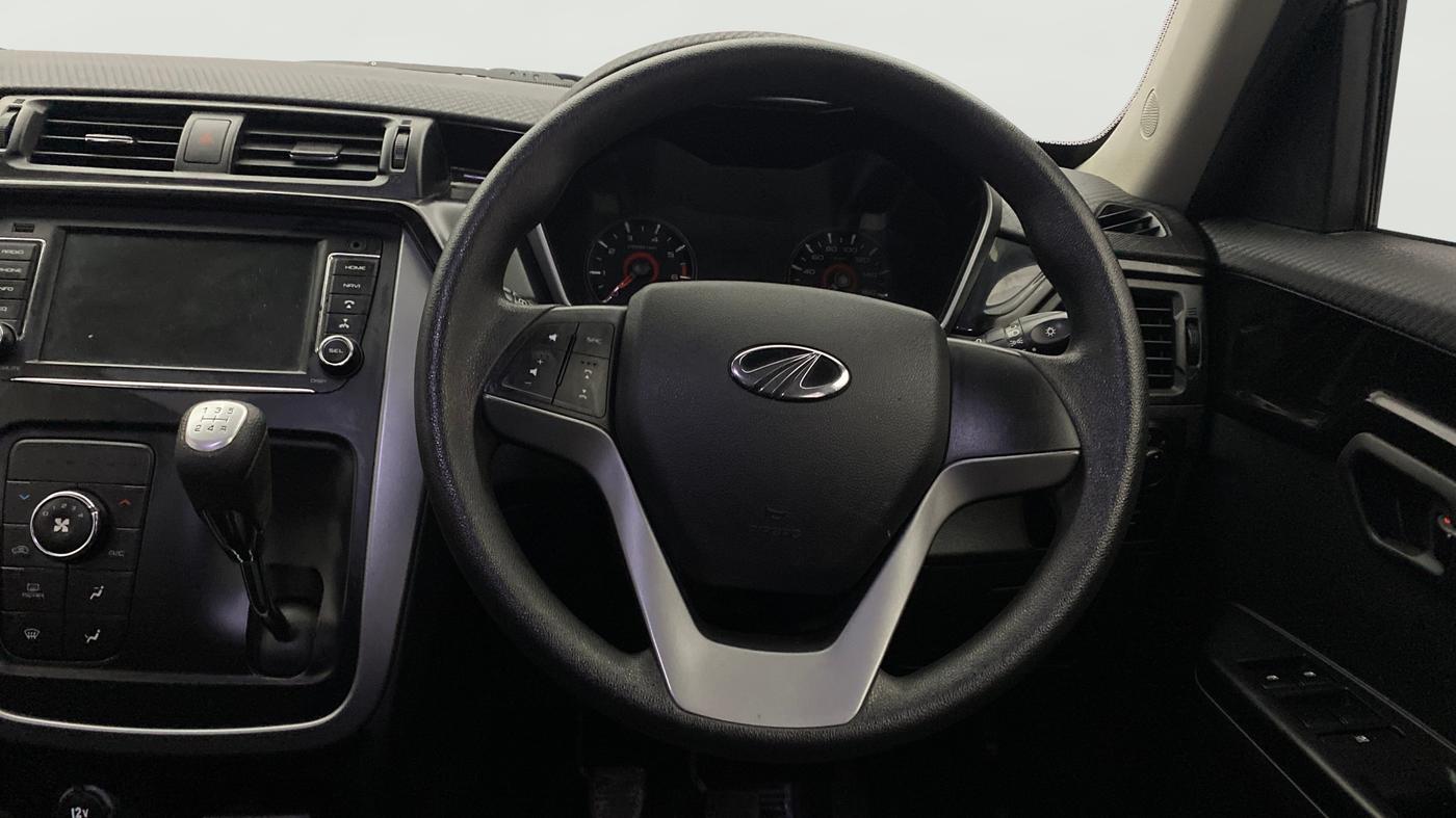 2018 Mahindra KUV 100 NXT K8 P 6 STR DUAL TONE, Petrol, Manual, 23,253 km, Steering Wheel Close Up