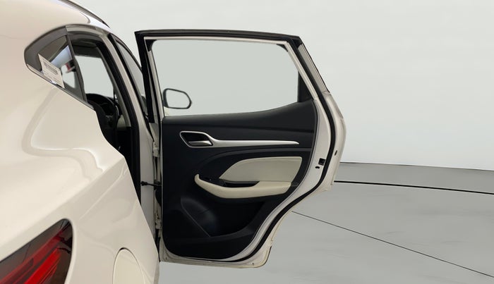 2024 MG ASTOR Select 1.5 MT (Ivory), Petrol, Manual, 11,319 km, RHS Rear Door