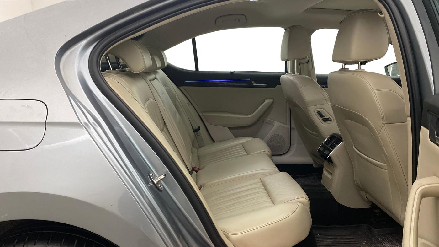 2016 Skoda Superb L&K 1.8 TSI AT, Petrol, Automatic, 1,05,887 km, Right Side Rear Door Cabin