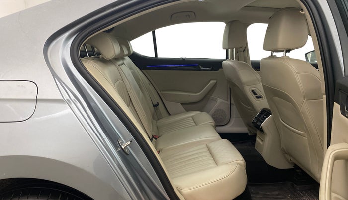 2016 Skoda Superb L&K 1.8 TSI AT, Petrol, Automatic, 1,05,887 km, Right Side Rear Door Cabin
