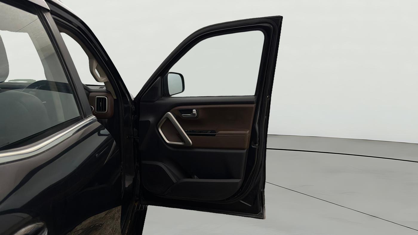 2023 Mahindra SCORPIO-N Z8 PETROL AT 7 STR, Petrol, Automatic, 1,00,822 km, RHS Front Door