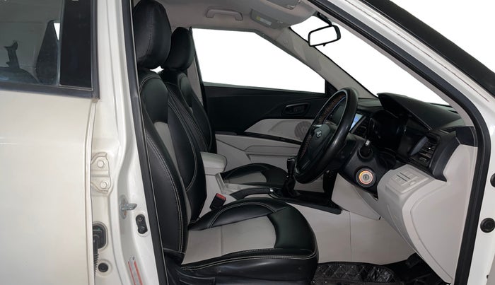 2020 Mahindra XUV300 W4 1.2 PETROL, Petrol, Manual, 76,769 km, Right Side Front Door Cabin
