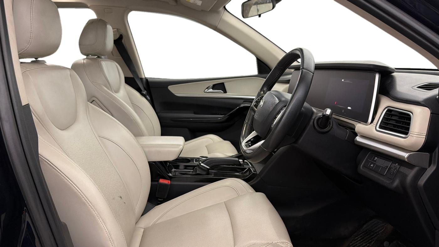 2022 Mahindra XUV700 AX 7 P AT 7 STR, Petrol, Automatic, 63,285 km, Right Side Front Door Cabin
