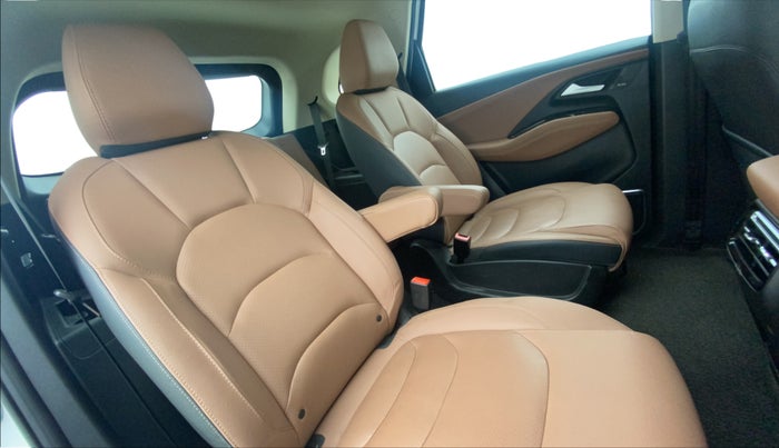 2023 MG HECTOR PLUS SAVVY PRO 1.5 TURBO CVT 6 STR, Petrol, Automatic, 36,596 km, Right Side Rear Door Cabin