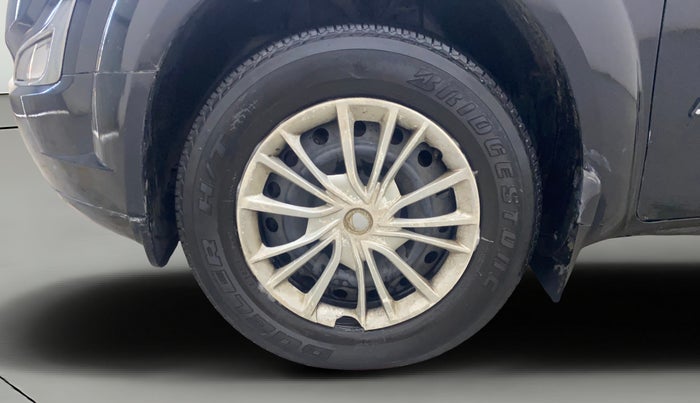 2016 Mahindra XUV500 W4, Diesel, Manual, 1,39,463 km, Left Front Wheel