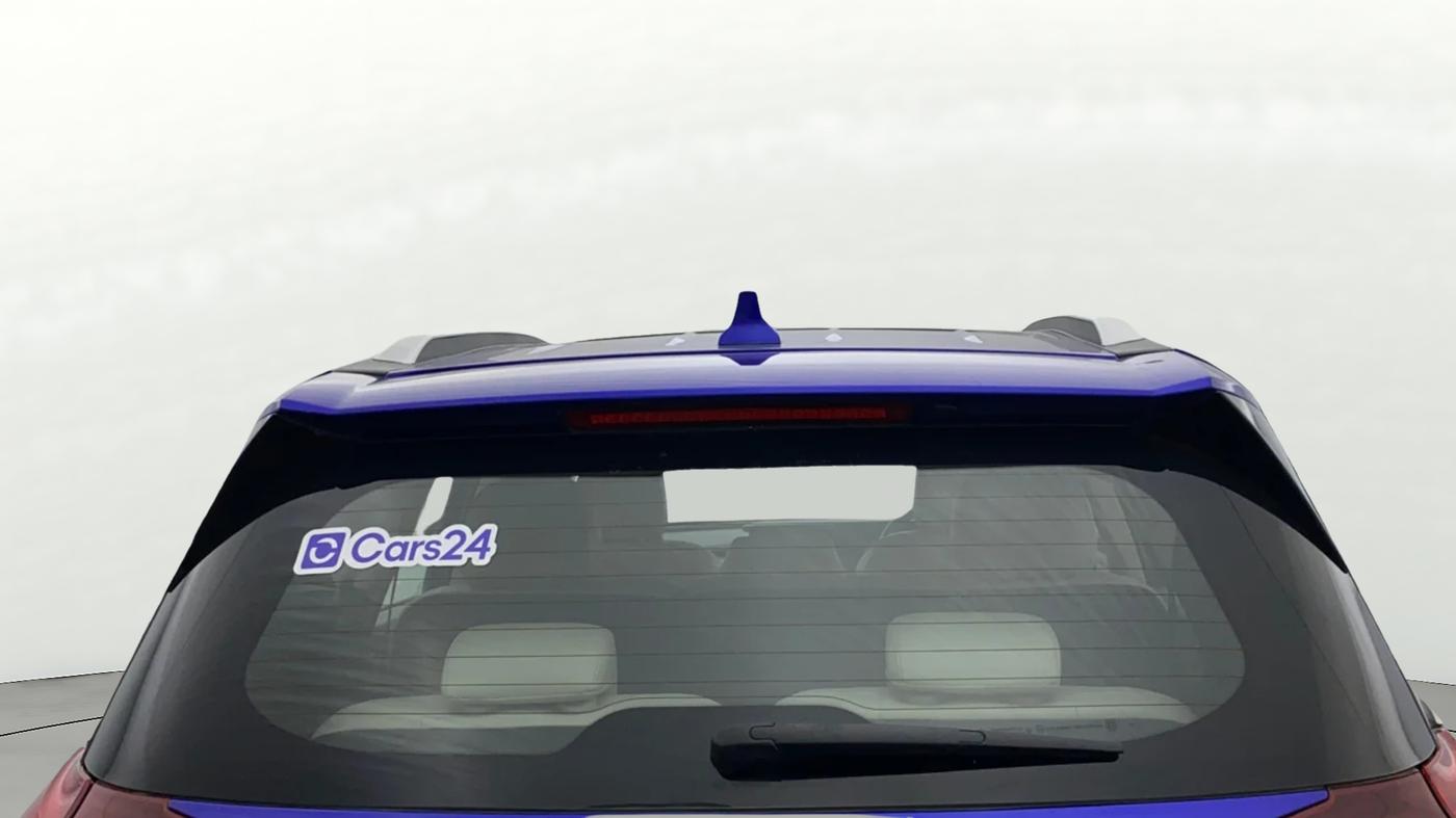 2021 Mahindra XUV700 AX 7 LUXURY P AT 7 STR, Petrol, Automatic, 1,21,757 km, Rear Windshield