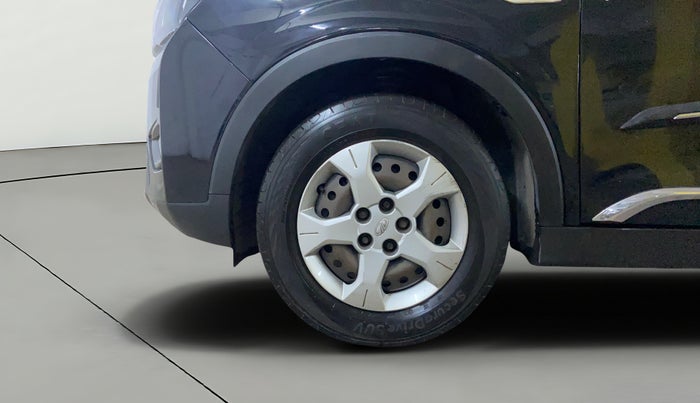 2021 Mahindra XUV300 W6 1.5 Sunroof Diesel, Diesel, Manual, 1,35,953 km, Left Front Wheel