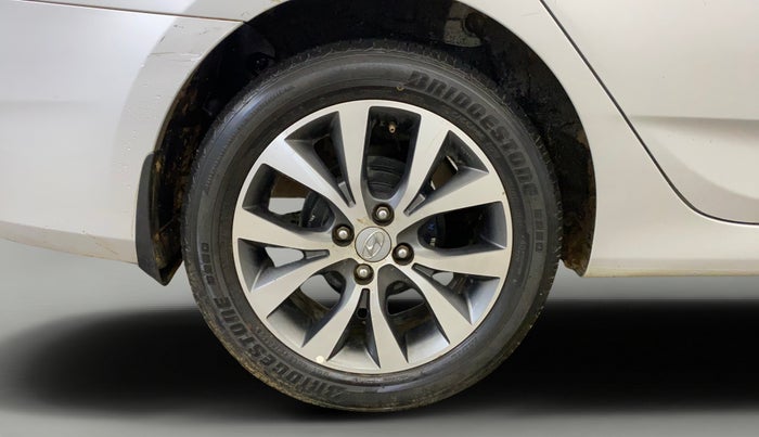 2017 Hyundai Verna 1.6 VTVT SX (O), Petrol, Manual, 74,214 km, Right Rear Wheel