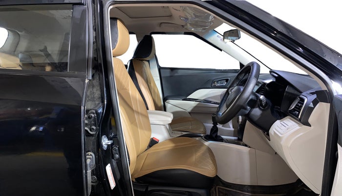 2024 Mahindra XUV300 W8 1.2 PETROL, Petrol, Manual, 1,084 km, Right Side Front Door Cabin