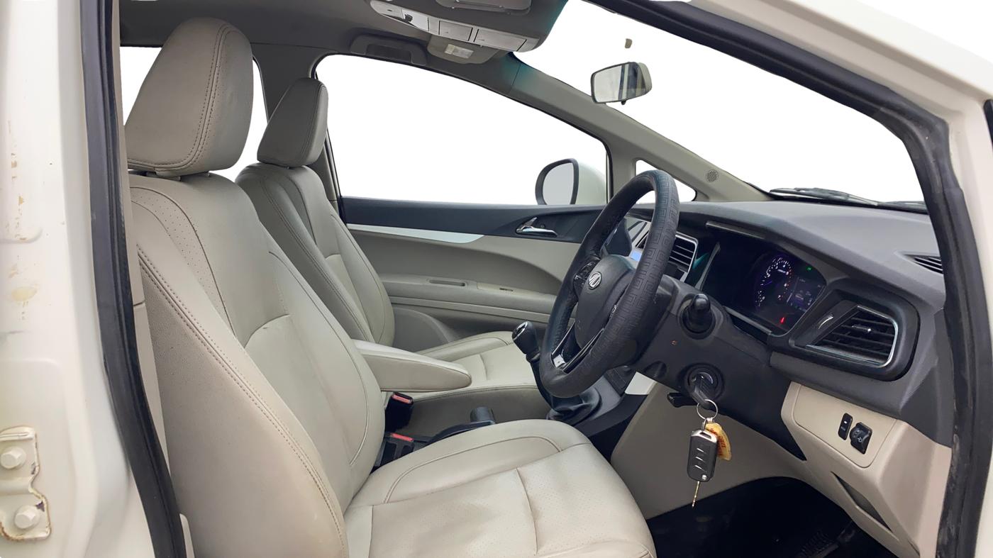 2018 Mahindra MARAZZO M8 7 STR, Diesel, Manual, 1,31,905 km, Right Side Front Door Cabin