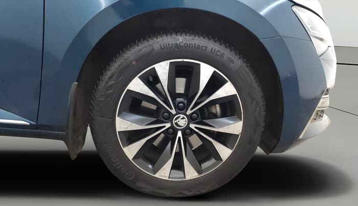 2022 Skoda Superb L&K 2.0 TSI AT, Petrol, Automatic, 61,943 km, Right Front Wheel