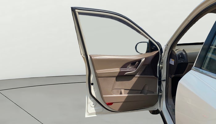 2015 Mahindra XUV500 W8, Diesel, Manual, 81,458 km, LHS Front Door