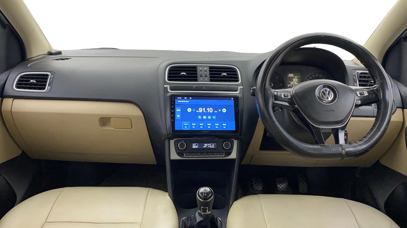 2016 Volkswagen Polo HIGHLINE1.5L, Diesel, Manual, 1,23,726 km, Dashboard