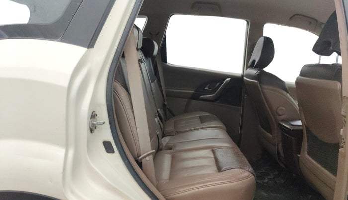 2015 Mahindra XUV500 W8, Diesel, Manual, 1,14,318 km, Right Side Rear Door Cabin