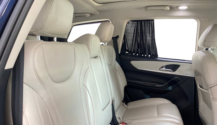 2022 Mahindra XUV700 AX 7 LUXURY D MT 7 STR, Diesel, Manual, 39,656 km, Right Side Rear Door Cabin