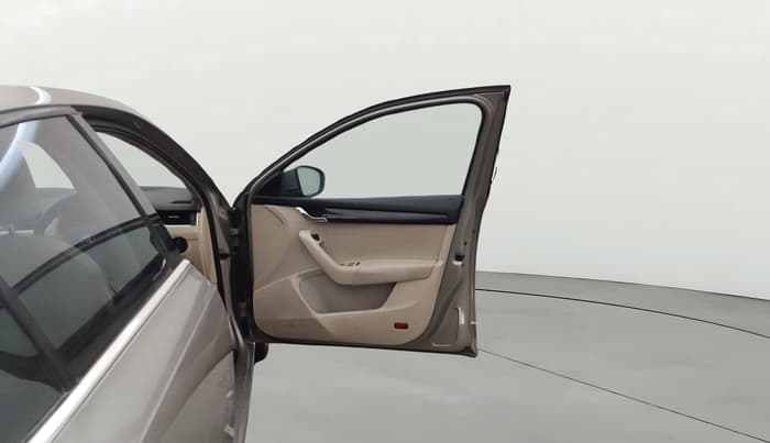 2016 Skoda Octavia STYLE PLUS AT 1.8 TSI, Petrol, Automatic, 1,23,182 km, RHS Front Door