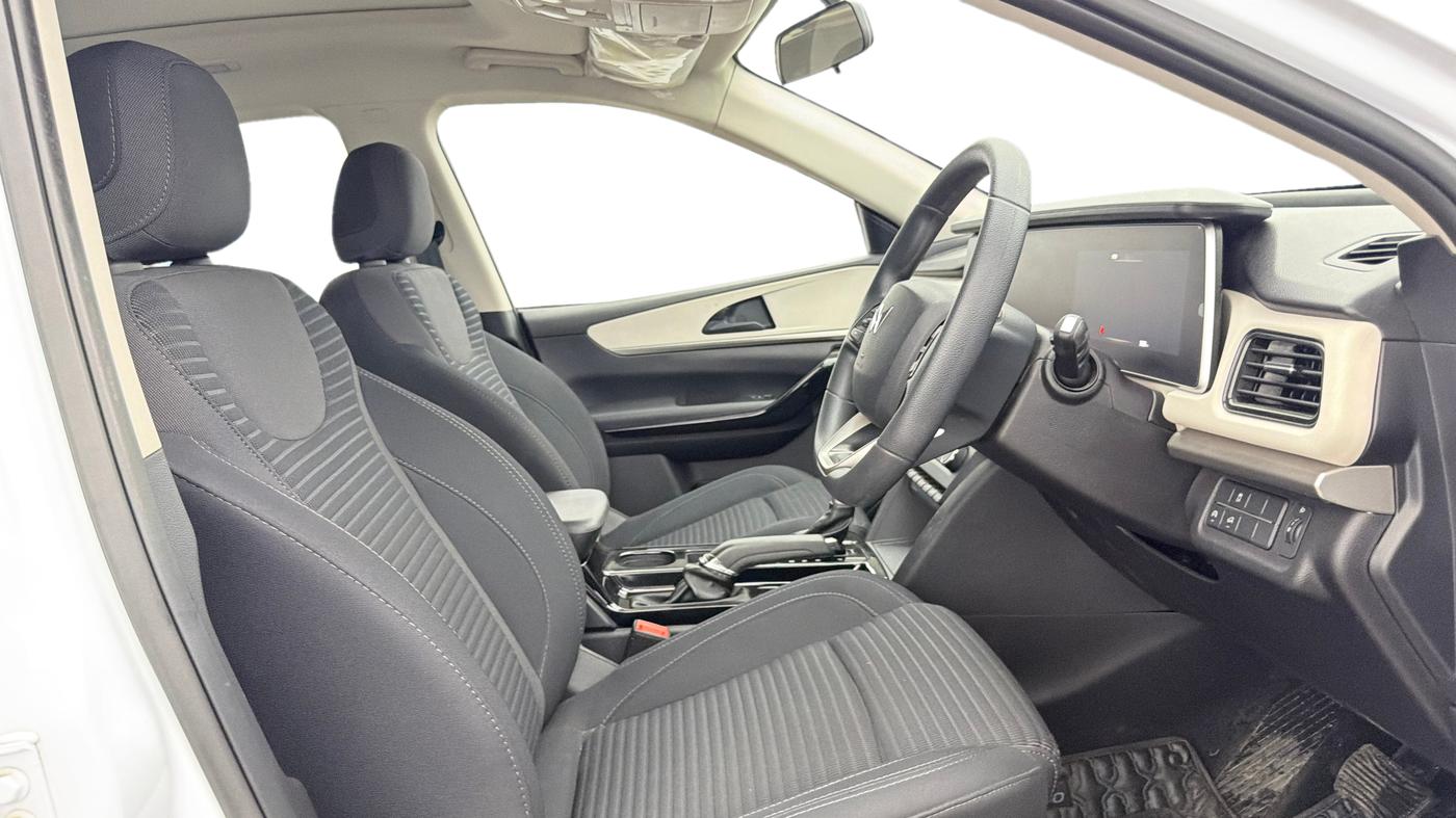 2025 Mahindra XUV700 AX 5 P AT 5 STR, Petrol, Automatic, 3,138 km, Right Side Front Door Cabin