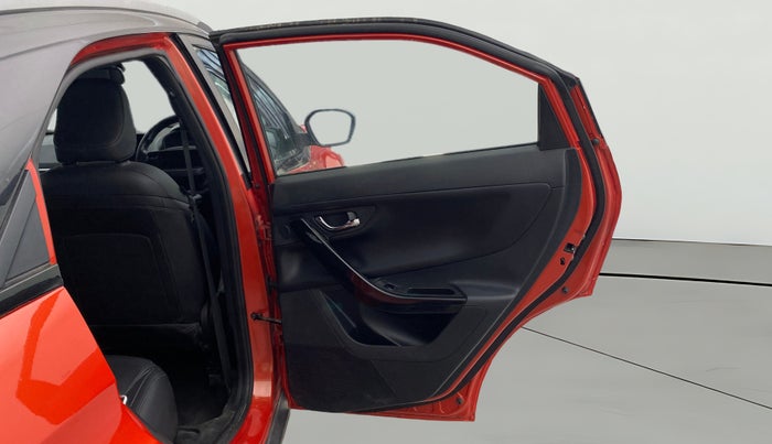 2023 Tata NEXON FEARLESS + SUNROOF AMT DUAL TONE 1.5 DIESEL, Diesel, Automatic, 15,482 km, RHS Rear Door