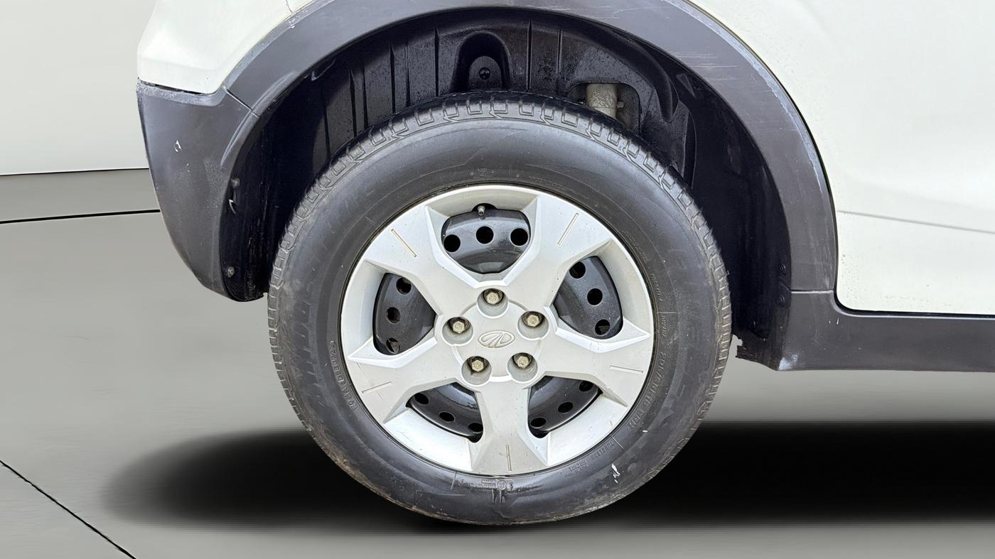 2022 Mahindra XUV300 W6 1.2 PETROL AMT, Petrol, Automatic, 1,14,527 km, Right Rear Wheel