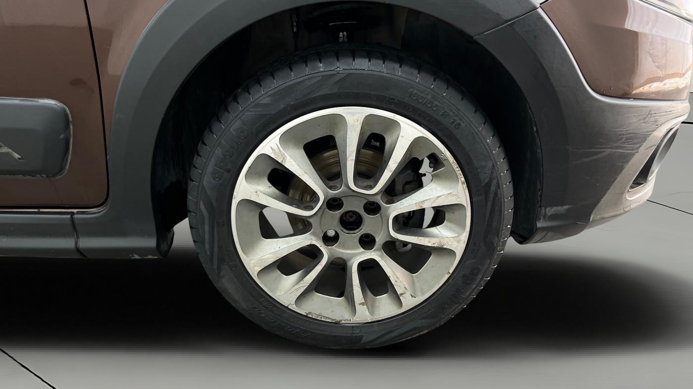 2015 Fiat Avventura EMOTION MULTIJET 1.3, Diesel, Manual, 1,43,458 km, Right Front Wheel