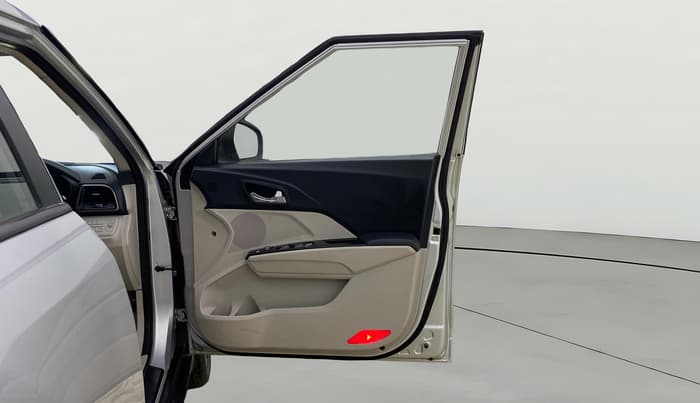 2020 Mahindra XUV300 W8 (O) 1.5 DIESEL, Diesel, Manual, 1,14,378 km, RHS Front Door