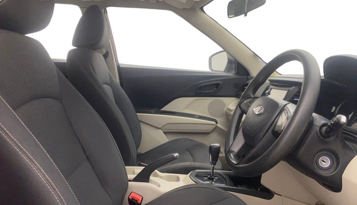 2021 Mahindra XUV300 W6 1.2 PETROL AMT, Petrol, Automatic, 59,831 km, Right Side Front Door Cabin