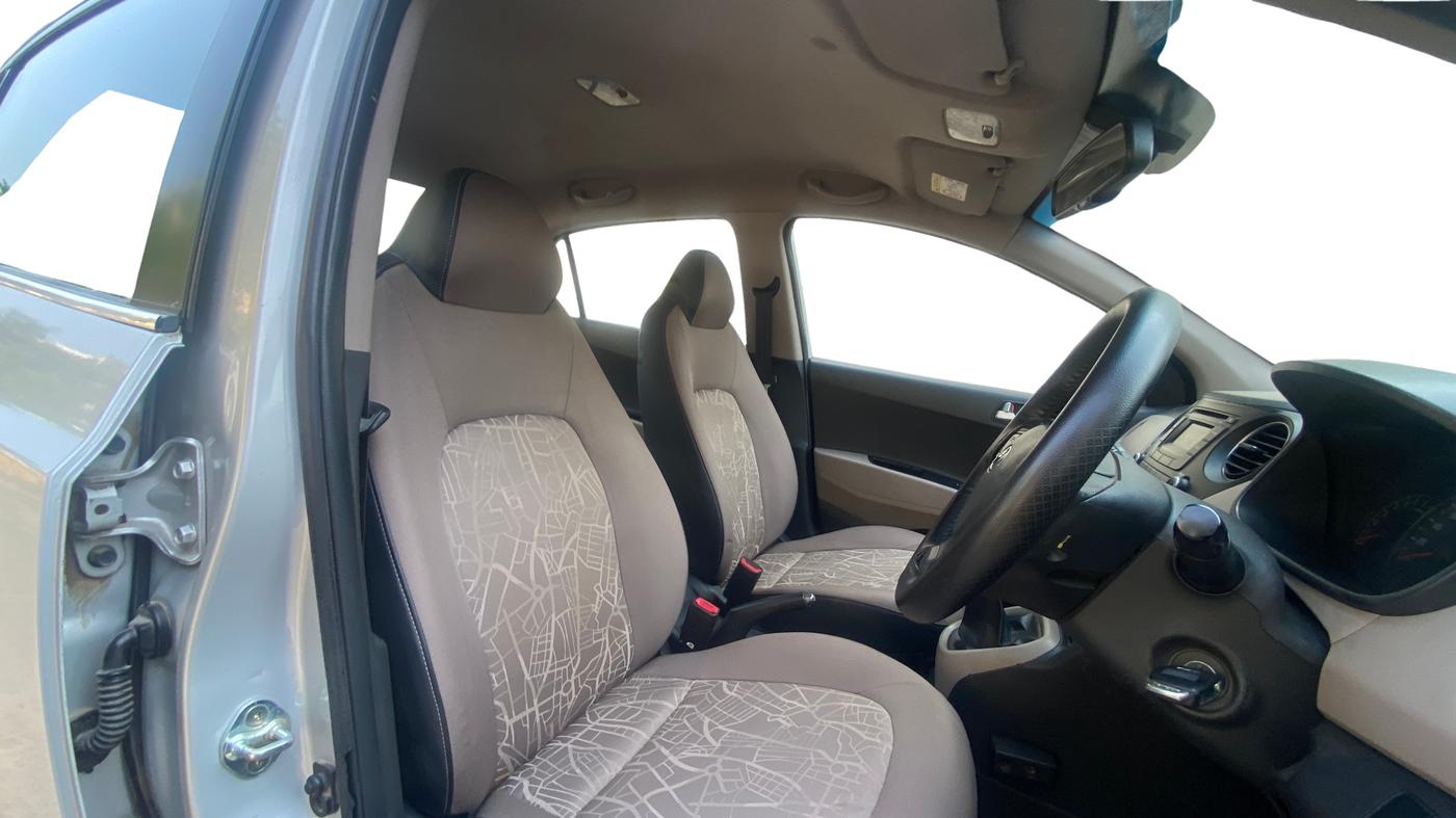 2016 Hyundai Xcent SX 1.2, Petrol, Manual, 1,18,304 km, Right Side Front Door Cabin