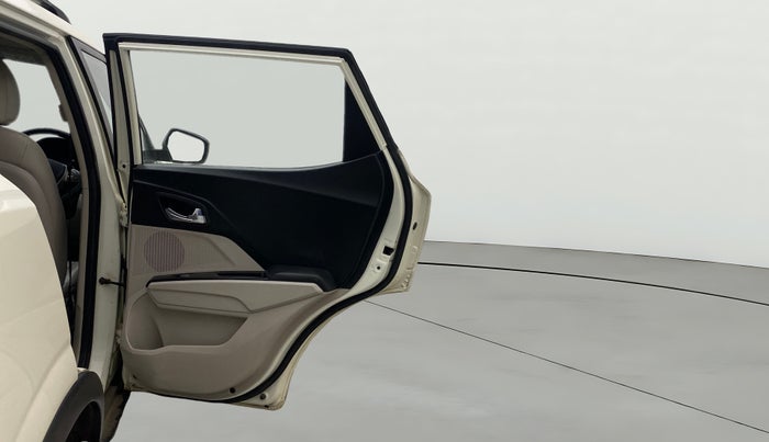 2021 Mahindra XUV300 W8 (O) 1.5 DIESEL AMT, Diesel, Automatic, 1,36,386 km, RHS Rear Door