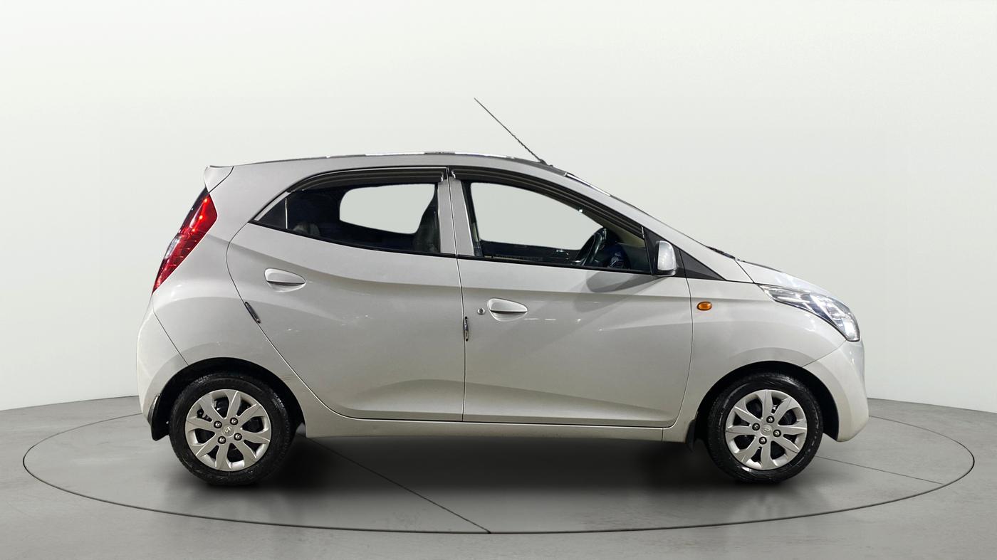 2018 Hyundai Eon SPORTZ, Petrol, Manual, 21,879 km, Right Side View