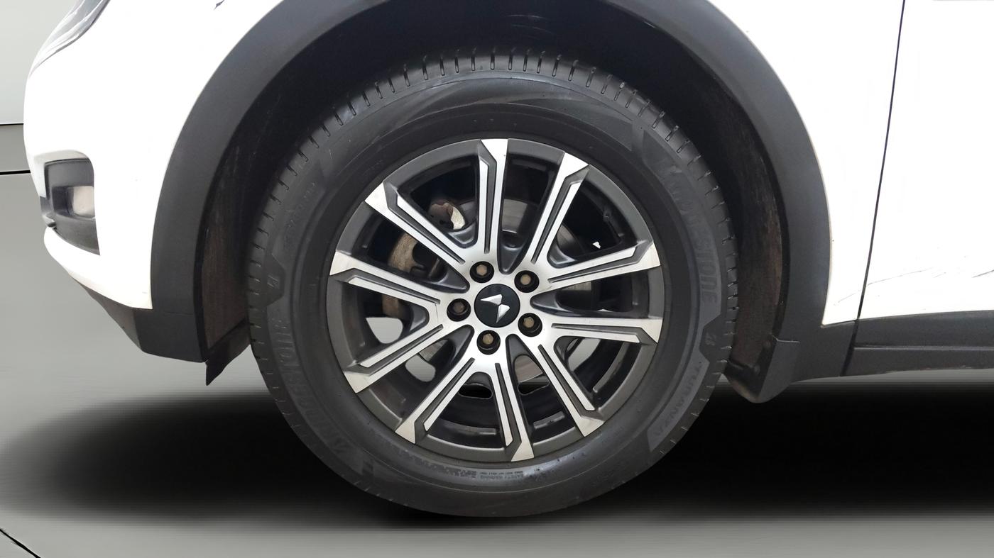 2024 Mahindra XUV700 AX 7 LUXURY D AT 7 STR, Diesel, Automatic, 52,611 km, Left Front Wheel