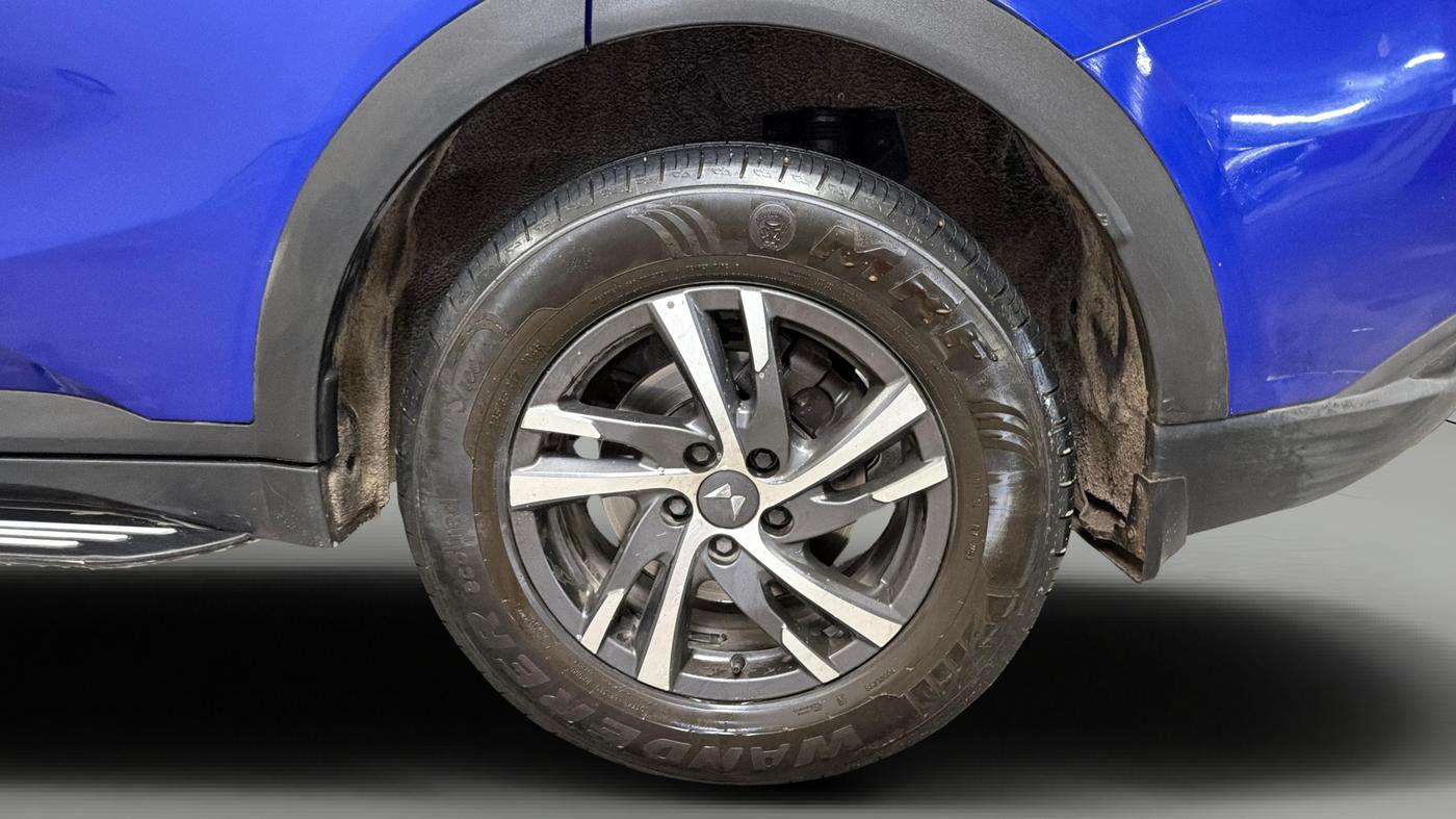 2022 Mahindra XUV700 AX 5 P AT 5 STR, Petrol, Automatic, 38,972 km, Left Rear Wheel