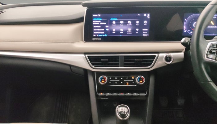 2022 Mahindra XUV700 AX 7 P MT 7 STR, Petrol, Manual, 31,275 km, Air Conditioner