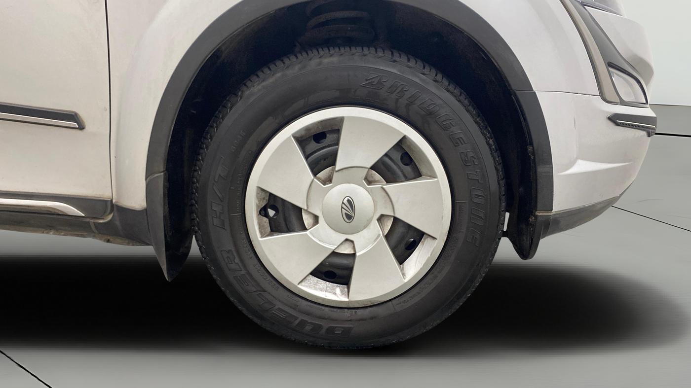 2019 Mahindra XUV500 W7, Diesel, Manual, 45,911 km, Right Front Wheel