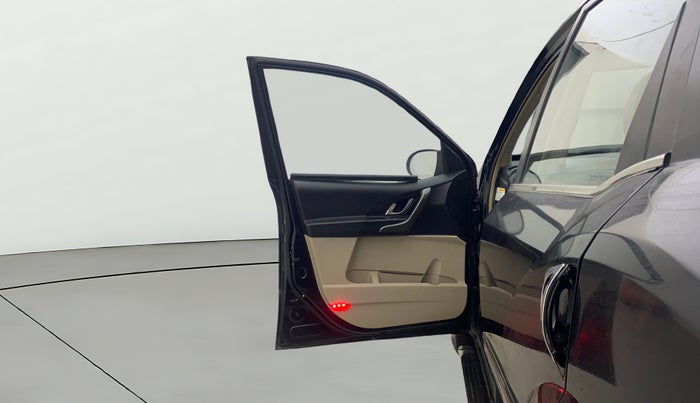 2016 Mahindra XUV500 W10 AT, Diesel, Automatic, 82,399 km, LHS Front Door