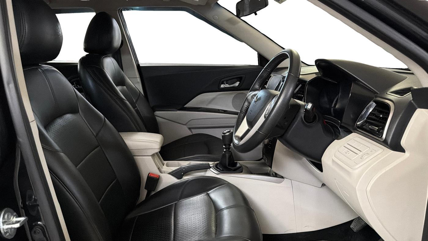 2023 Mahindra XUV300 W8 1.2 PETROL, Petrol, Manual, 29,060 km, Right Side Front Door Cabin